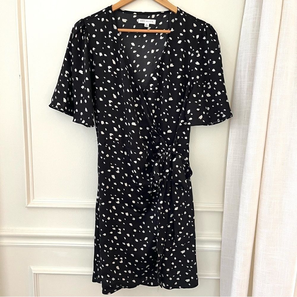 Socialite FLUTTER SLEEVE V neck WRAP DRESS IN BLACK/ WHITE PRINT Size XL NWT - Picture 3 of 9
